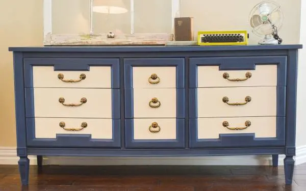 Painting-Furniture-With-Chalk-Paint-blue-white