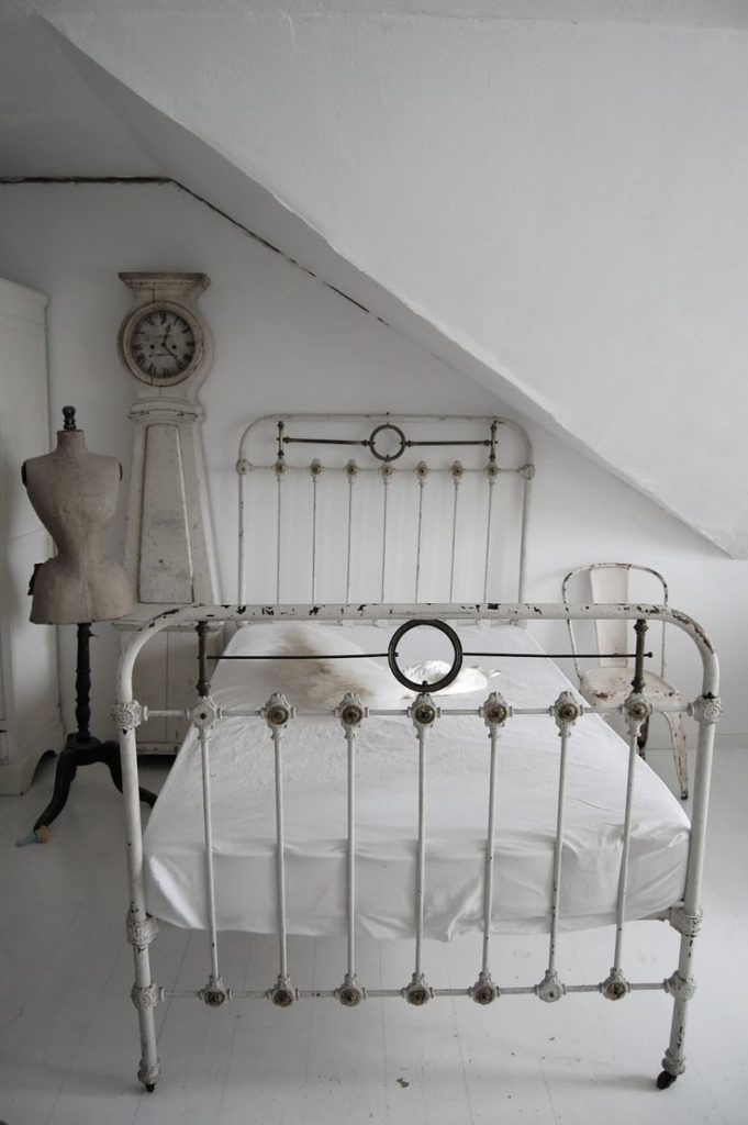 Antique wrought iron twin bed frame discount