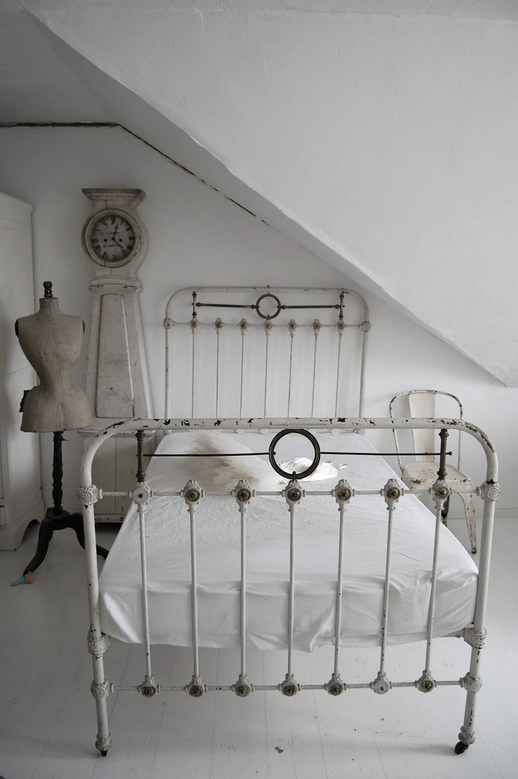 The Beauty Of An Antique Iron Bed Frame, Shabby Chic Iron Bed Frame