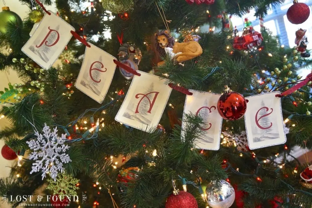 Free printable and how-to for making a word banner for Christmas tree