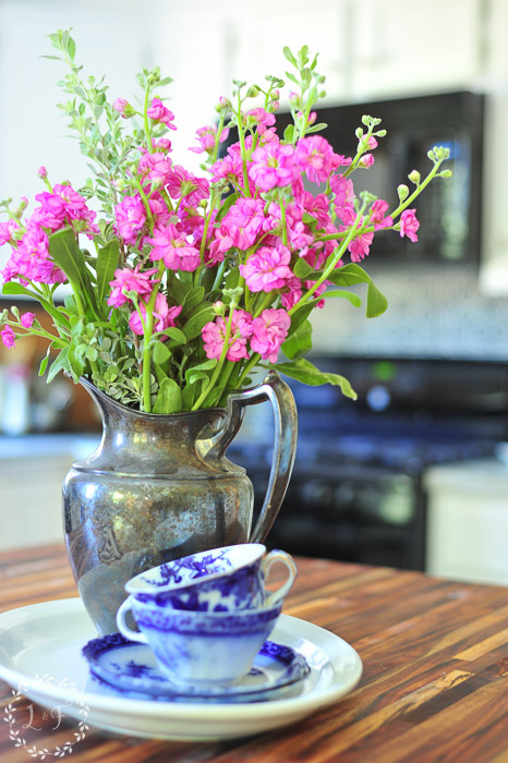 kitchen-with-flowers