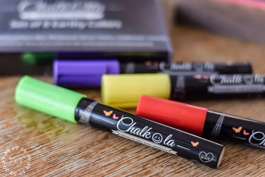 easy-diy-christmas-chalkboard-with-chalkola-arts-chalk-pens-2