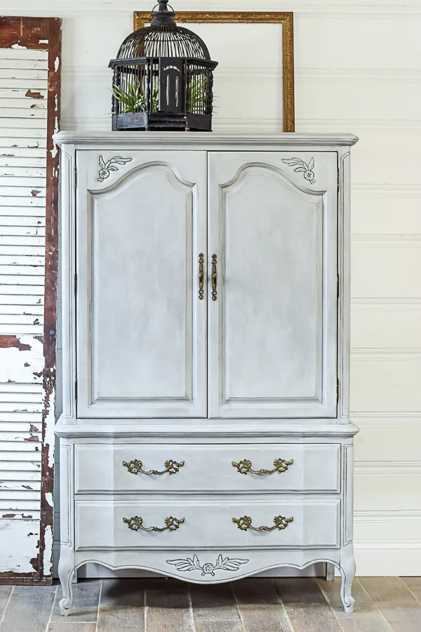 Today I’m sharing with you 10 amazing armoire makeover ideas you can do yourself! We all probably have these old furniture pieces at home . . . you know the ones with good bones and lots of storage space, but maybe just not so nice to look at anymore? Whether you’re looking to make over an antique armoire or a newer, mass-market piece, this post is full of great ideas for how to give that old armoire of yours a new life