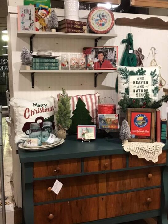 30 Inspiring Christmas Antique Booth Display Ideas - Lost & Found Decor