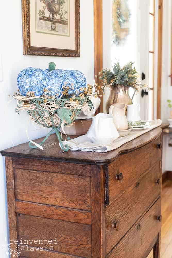entryway with furniture